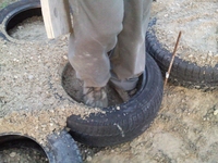 plnění štěrku do pneumatik